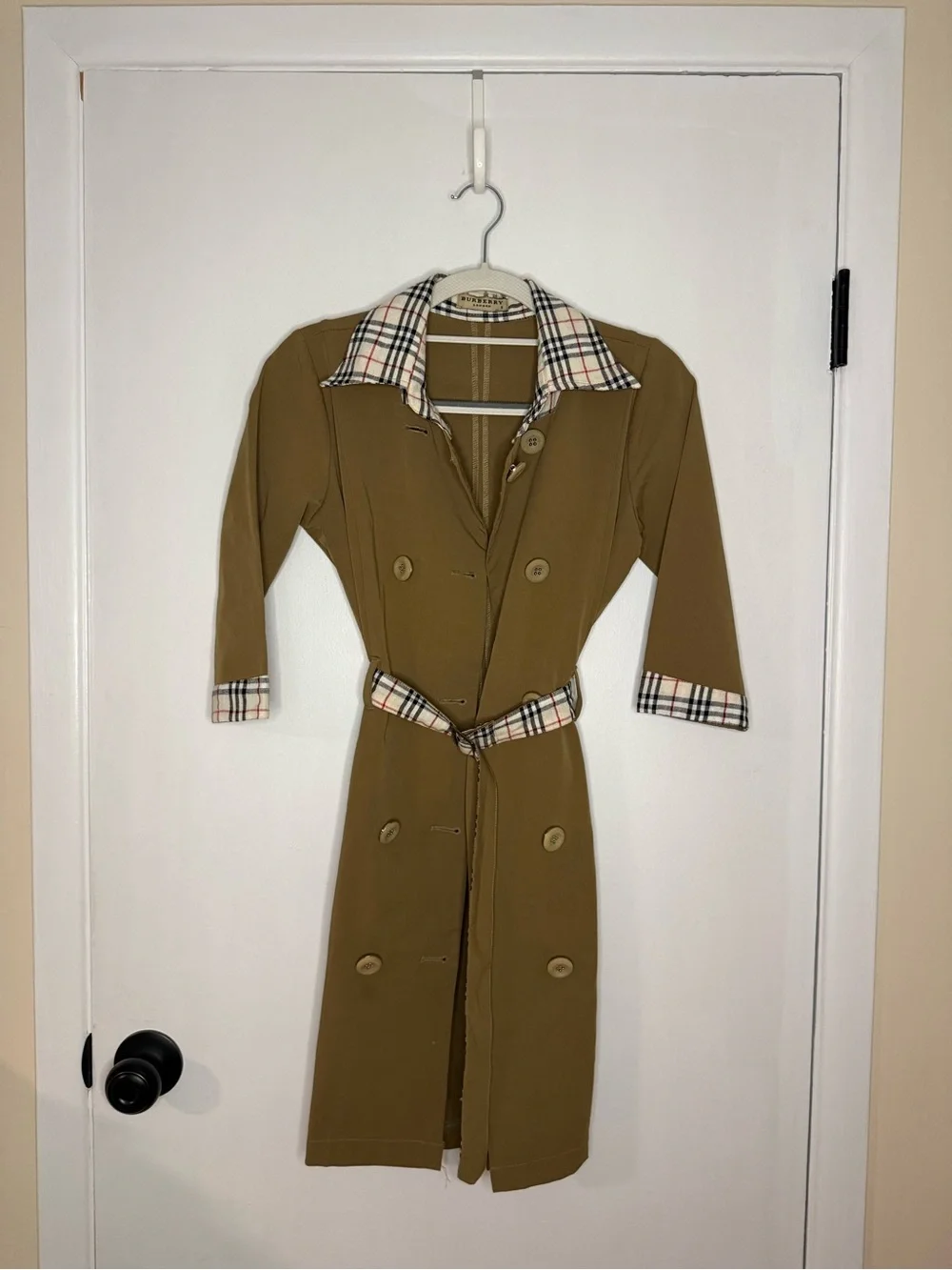 Vintage Burberry Tan Trench Coat with Classic Check Lining - Picture 3 of 10